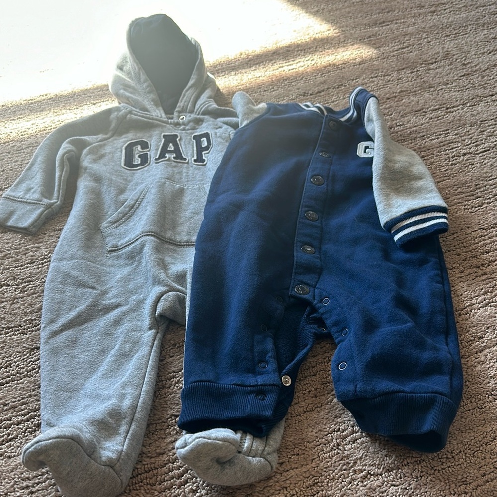 Bundle of 2 Baby Gap outfits. Size 3-6 months.